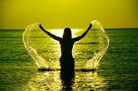 foto de mulher e mar